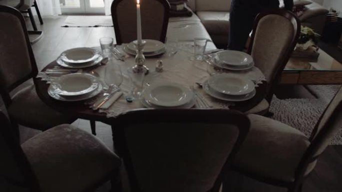 带烛光的六人圆桌圆桌餐桌盘子