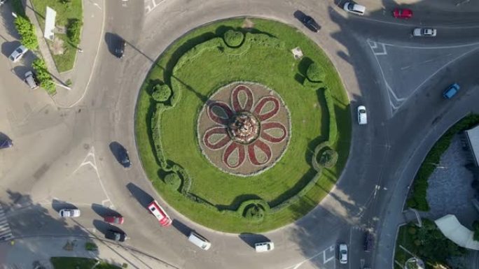 阳光明媚的欧洲小城环形汽车环形交叉路口的4k鸟瞰图