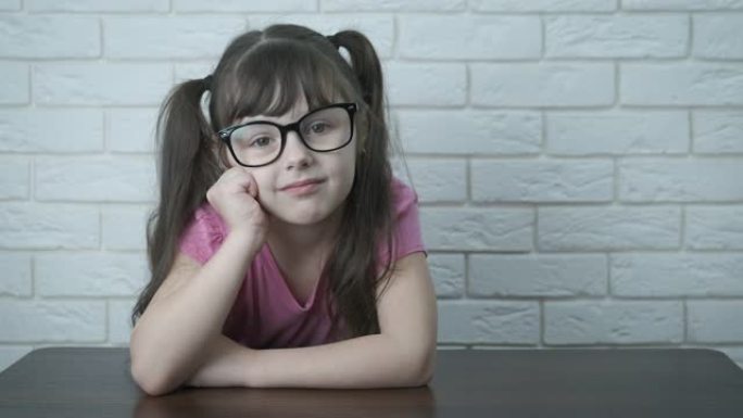 戴眼镜的聪明孩子。