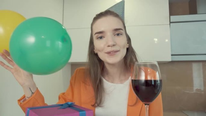 有气球的女人在网上祝朋友生日快乐。生日在线。