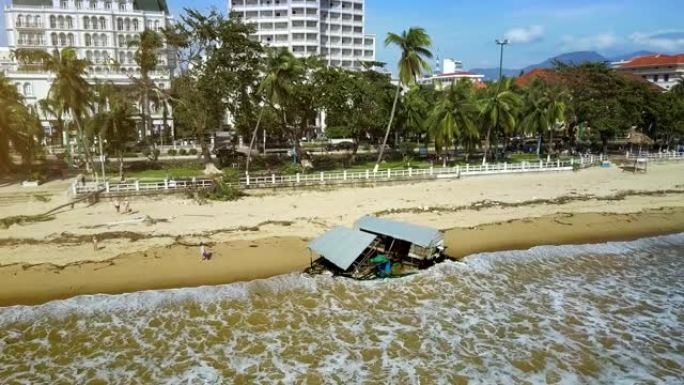 暴风雨过后的城市海滩，破烂的房屋垃圾被带到岸上