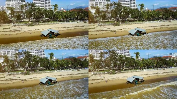 暴风雨过后的城市海滩，破烂的房屋垃圾被带到岸上