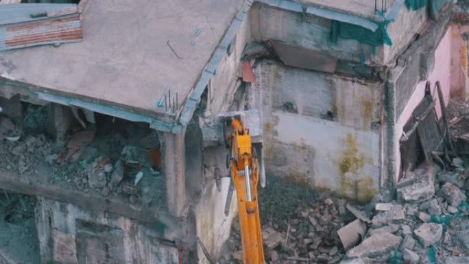 在建筑工地使用铲斗挖掘机摧毁老房子