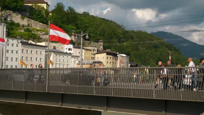 萨尔茨堡市中心著名的拥挤交通桥慢动作全景4k奥地利