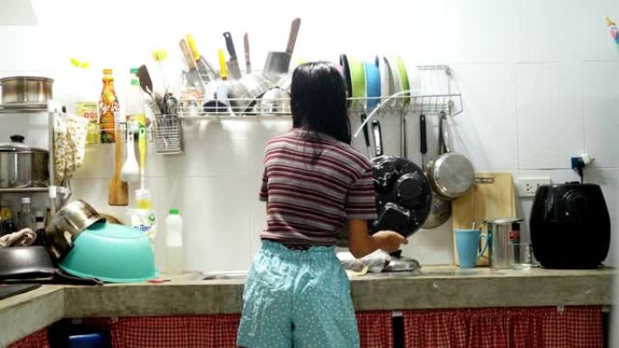 亚洲女孩在家厨房洗碗，家政概念。