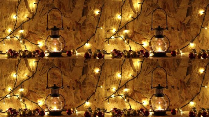 复古油灯烛台被圣诞球和灯包围。木制背景。