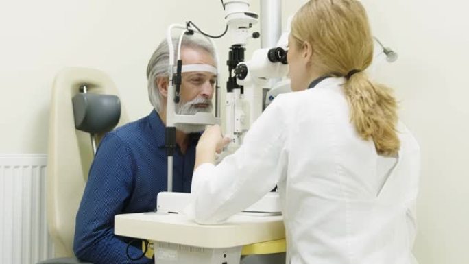 留着胡须的老人在眼科医生办公室检查视力