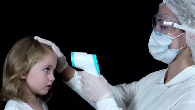 儿童医生用电子温度计测量孩子的体温