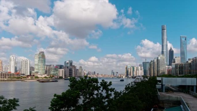 延时4k镜头美丽的上海浦东陆家嘴城市景观白云蓝天背景，货船在黄浦江上航行，b滚动拍摄。
