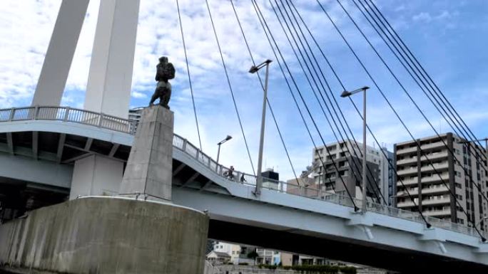 日本东京桥边小雕像