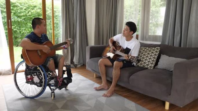 坐在轮椅上的音乐家与房子周围的朋友一起演奏音乐