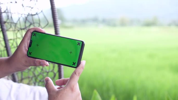 在自然界中使用带有绿屏的智能手机，色键