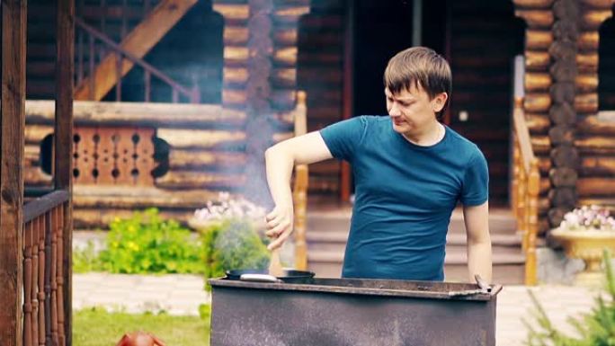 慢动作: 男人在大锅中，在煤上，在烤架上煮抓饭。搅拌肉。