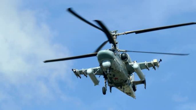 军用直升机在空中展示它的武器