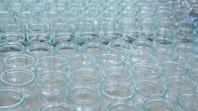 装瓶厂，工厂生产线上或商店出售的透明空玻璃瓶