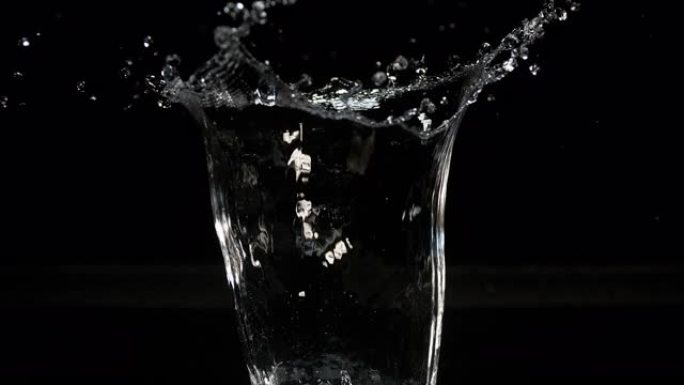 黑色背景下的水爆炸和飞溅，慢动作4K