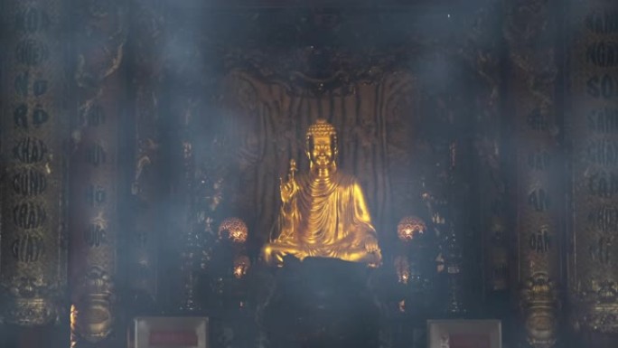 寺庙里的金色佛像，烟在飞舞