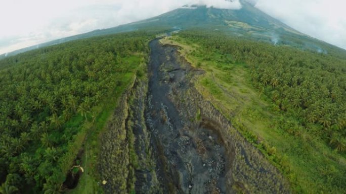 火山灰流出河流的航拍。黎牙实比市。马永火山。菲律宾