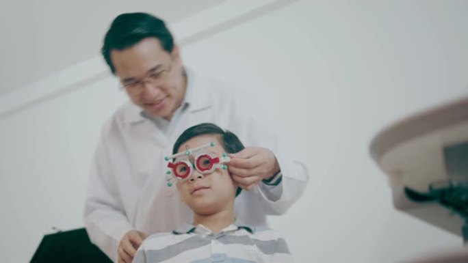 眼科医生给男孩病人做视力测试-股票视频