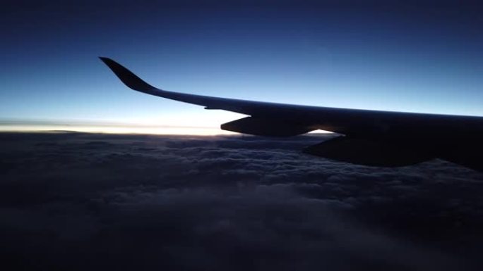 黄昏时的飞机机翼高空中云层蓝天