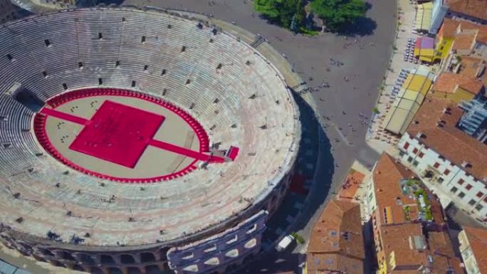 意大利维罗纳竞技场的鸟瞰图。无人机飞越竞技场和城市房屋。竞技场和城市的景色打开。