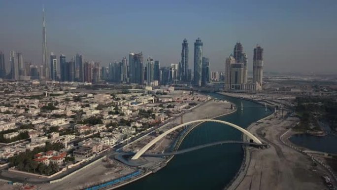 迪拜运河宽容桥的无人机鸟瞰图