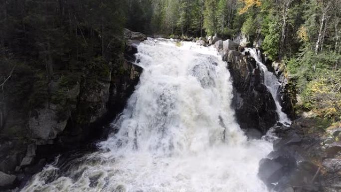 Devil Fall Waterfall，Mont Tremblant省立公园，魁北克，加拿大