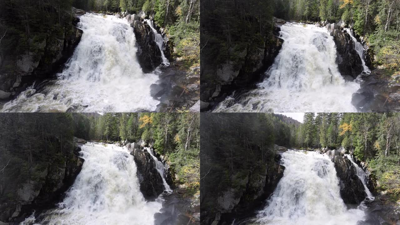 Devil Fall Waterfall，Mont Tremblant省立公园，魁北克，加拿大