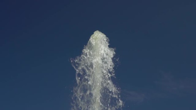 高高的喷泉喷流在蔚蓝的夏日天空中升起。