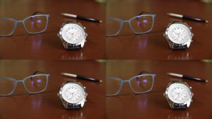 手表和眼镜在桌子上的特写视图
