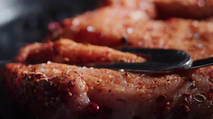 煎炸时检查猪排和肉猪肉。极端特写