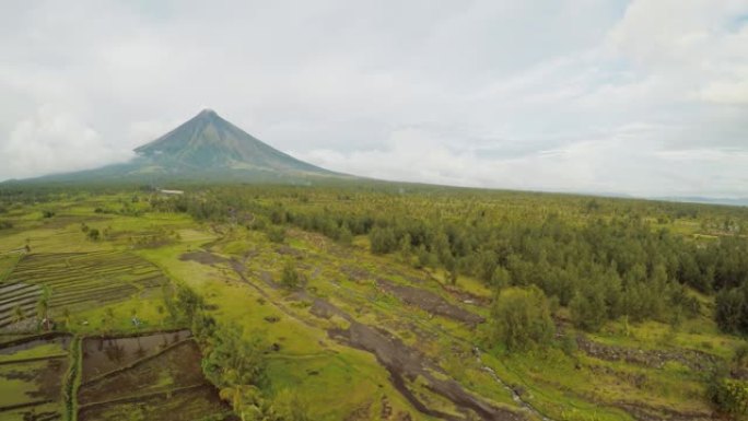 菲律宾黎牙实比市附近的马永火山。稻田的鸟瞰图。马永火山是一座活火山，2462米高。阴