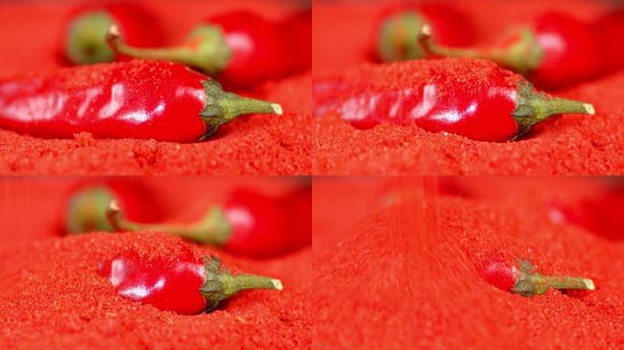 磨碎的红辣椒卷在整个辣椒上。