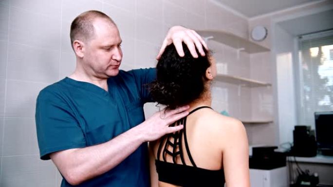 脊椎按摩疗法-医生在会议前检查年轻女子-上下弯曲脖子并向两侧弯曲