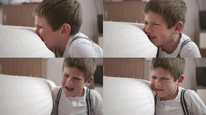 难为人父母，神经质哭泣的男孩在房间里遭受神经质的不安和不服从的歇斯底里，用手打沙发