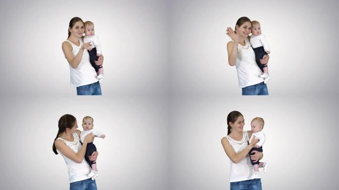 快乐的妈妈和可爱的孩子宝贝儿子挥舞着双手向相机问好，阿尔法频道