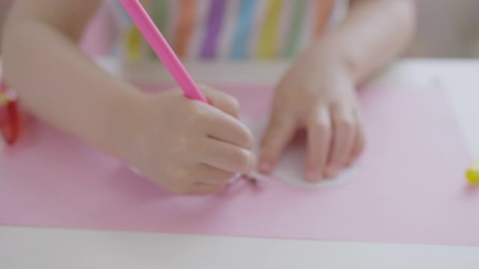 年轻女孩手绘蝴蝶形状制作纸工艺