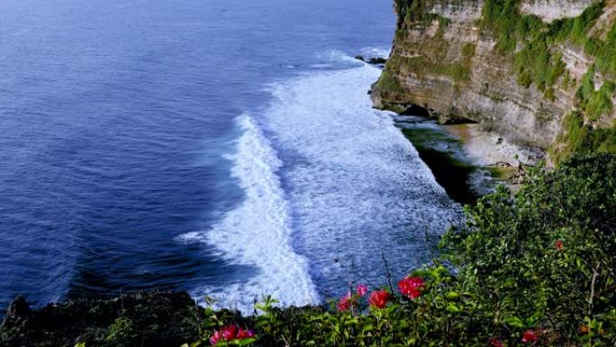 影片-印度尼西亚巴厘岛乌鲁瓦图神庙美丽海滨悬崖的鸟瞰图