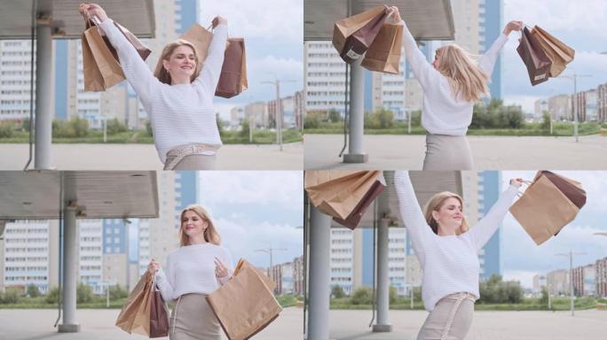 一位年轻漂亮的金发女子穿着白色毛衣和运动鞋，带着商店里的包裹走在街上。