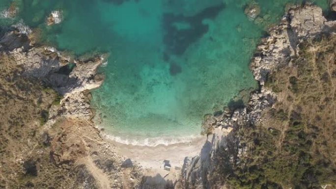 美丽的海景。阿尔巴尼亚爱奥尼亚海海岸的海滩，克萨米尔，靠近希腊岛科孚岛。从无人机上看到阿尔巴尼亚萨兰