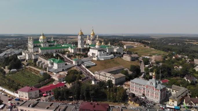 当很多人进入Pochaev Lavra时，Pochaev Lavra的俯视图。修道院里的东正教游行。