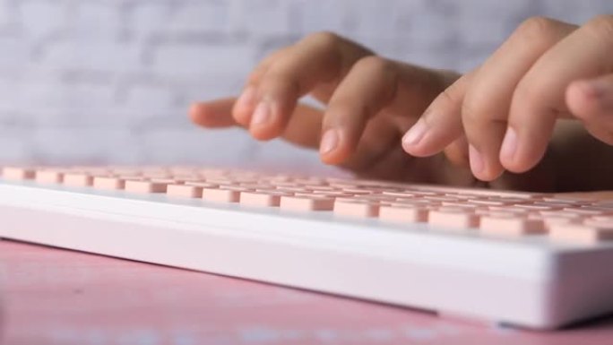 人手在键盘上打字