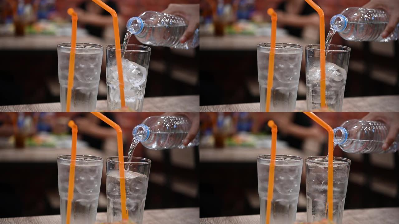 水瓶正在倒入透明玻璃中