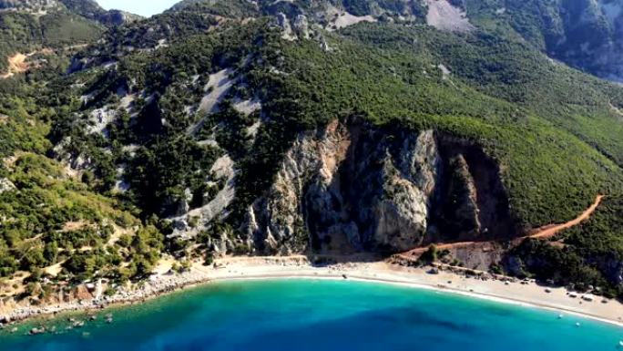 航空。顶视图。美丽的夏日海景。希腊埃维亚岛的岩石海滩。碧绿的海湾，悬崖脚下的蓝色水，在群山之间