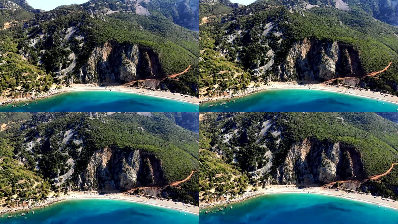 航空。顶视图。美丽的夏日海景。希腊埃维亚岛的岩石海滩。碧绿的海湾，悬崖脚下的蓝色水，在群山之间