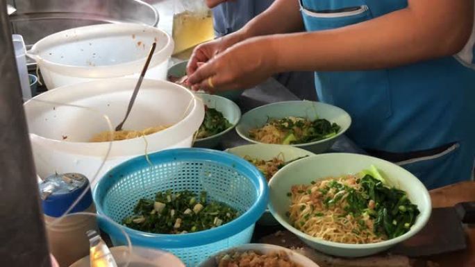 制作面条是一条美食街，在泰国很受欢迎