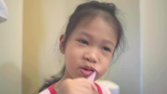 亚洲小女孩在浴室刷牙