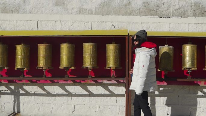 西藏旅游 佛教转经轮 转经筒 金色转经筒