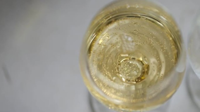 气泡在饮料杯中上升。水晶玻璃杯配香槟。玻璃射面