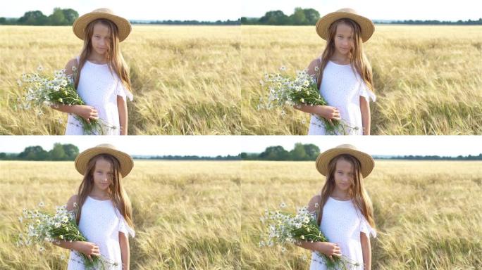 麦田里的快乐孩子。穿着白色连衣裙的漂亮女孩，戴着草帽，手里拿着成熟的小麦